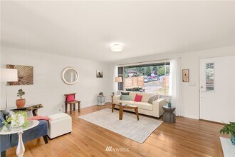 8403 22nd Ave SW in Seattle, WA - Building Photo - Building Photo