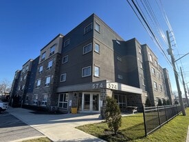Old Oak Place in Welland, ON - Building Photo
