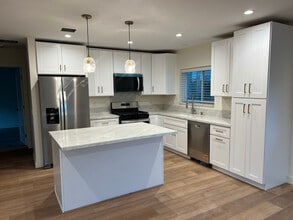 8474 Golden Ridge Rd in Lakeside, CA - Foto de edificio - Building Photo