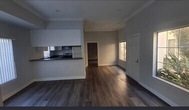 4343 Ventura Canyon Ave, Unit 103 in Los Angeles, CA - Foto de edificio - Building Photo