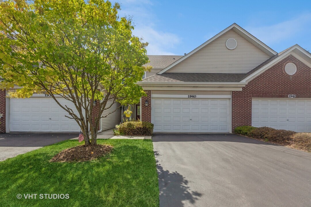 1940 Golden Gate Ln in Naperville, IL - Building Photo