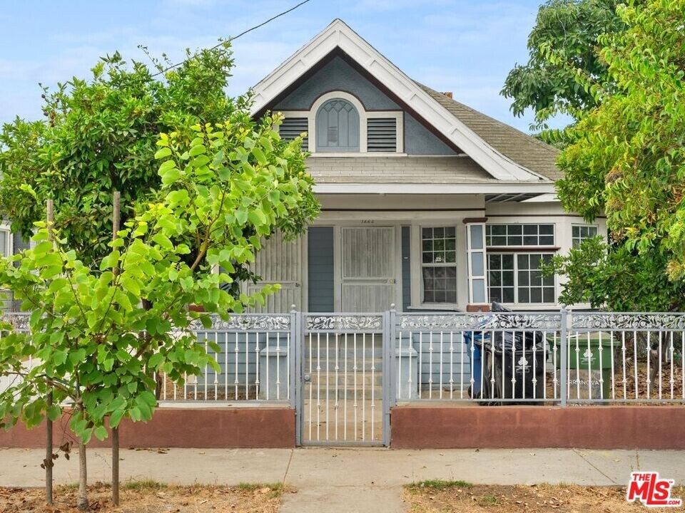 1220 W 25th St in Los Angeles, CA - Building Photo