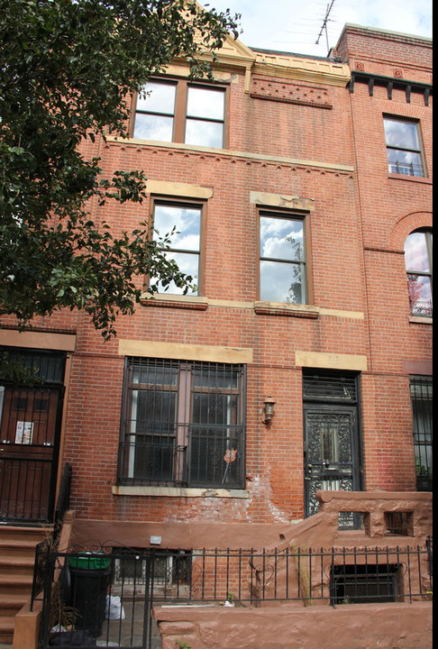 11 E 129th St in New York, NY - Building Photo