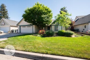 2131 E Cromwell Ave in Fresno, CA - Building Photo