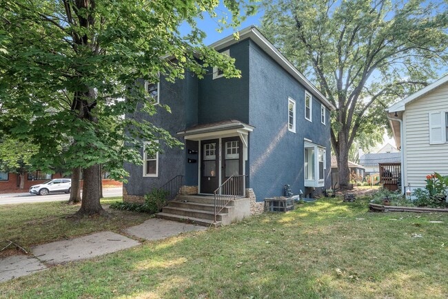 property at 787 6th Ave NW