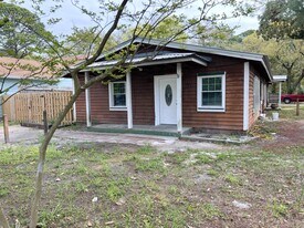121 Harbeson Ave SE in Fort Walton Beach, FL - Building Photo