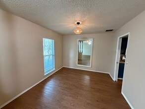16006 Eagleway St in San Antonio, TX - Foto de edificio - Building Photo