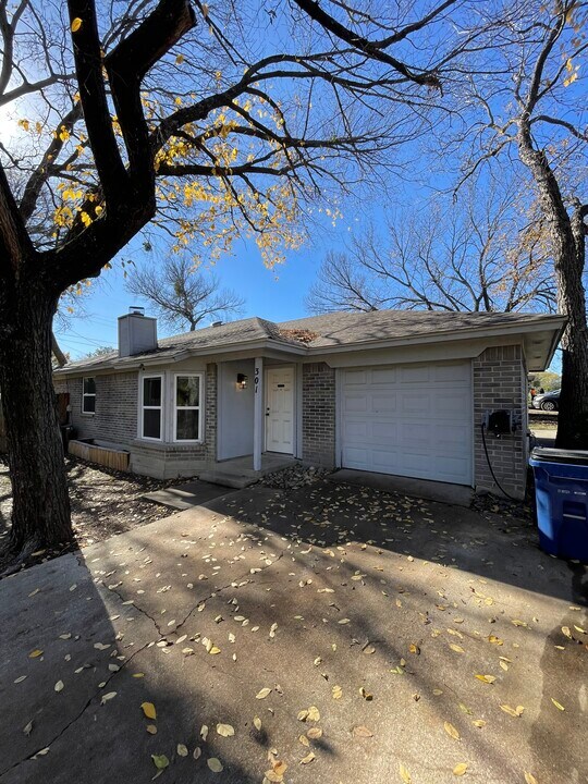 301 Spring Branch Ln in Kennedale, TX - Building Photo