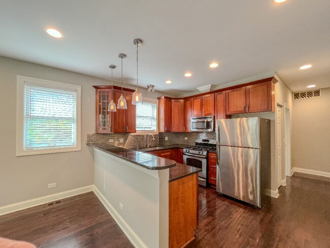 2430 W Iowa St in Chicago, IL - Building Photo - Building Photo