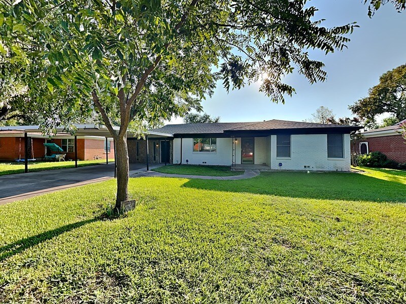 1019 Park Center St in Benbrook, TX - Building Photo