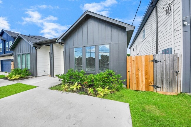 8324 Corinth St in Houston, TX - Building Photo - Building Photo