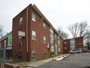 Upsal Park in Philadelphia, PA - Foto de edificio - Building Photo