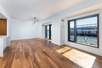 300 Pier 4 Blvd. in Boston, MA - Foto de edificio - Building Photo