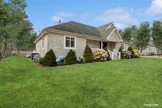 10 Foxboro Rd in Hampton Bays, NY - Building Photo - Building Photo