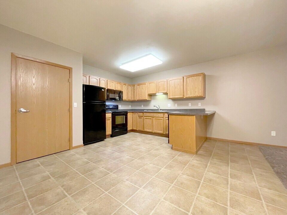 The Apartments on Main in Minot, ND - Building Photo