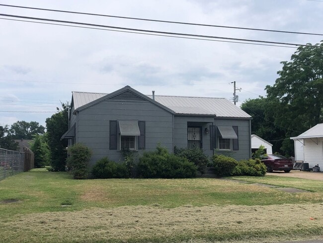 property at 1715 W Arch Ave