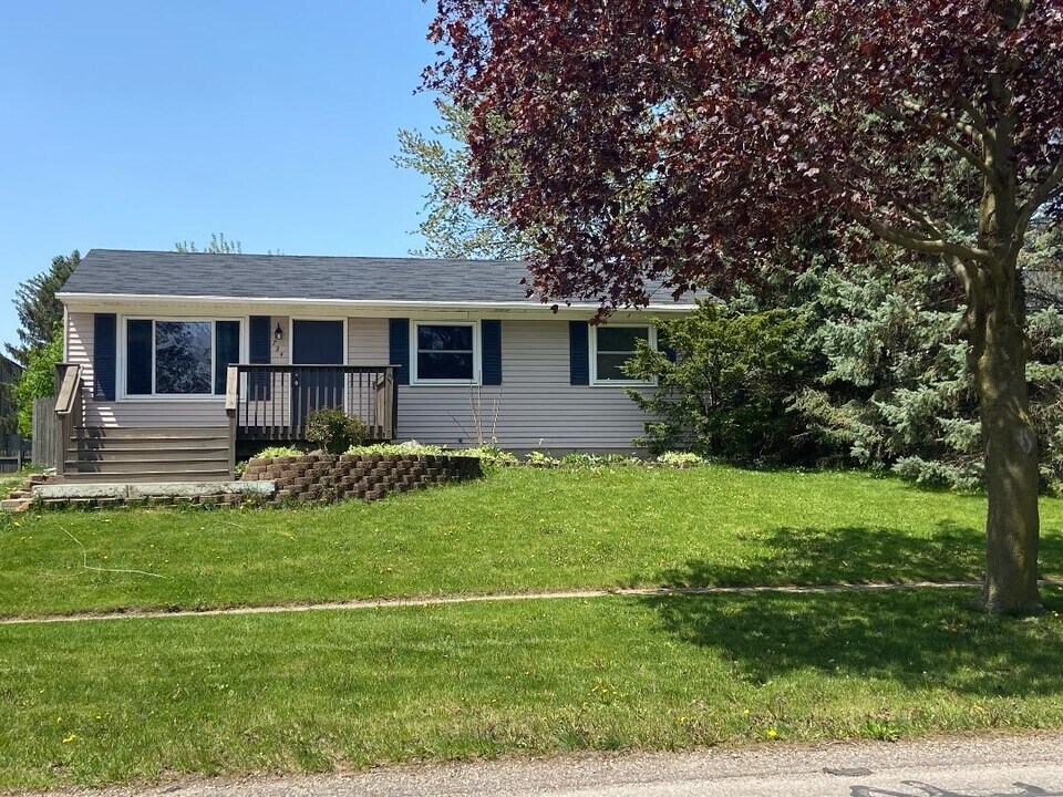 734 S Walnut St in Howell, MI - Foto de edificio