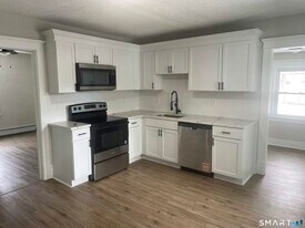 82 Windsor St in Enfield, CT - Building Photo