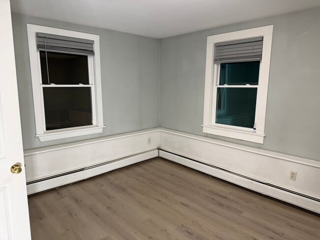 100 1/2 Main St, Unit 20 in Newmarket, NH - Foto de edificio - Building Photo