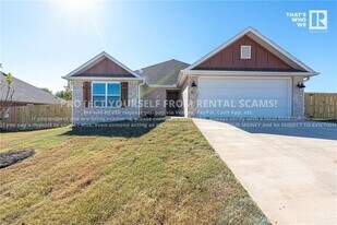 51 W Pitts St in Farmington, AR - Building Photo