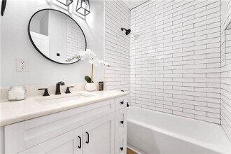 56 Holly Rd NW in Atlanta, GA - Foto de edificio - Building Photo