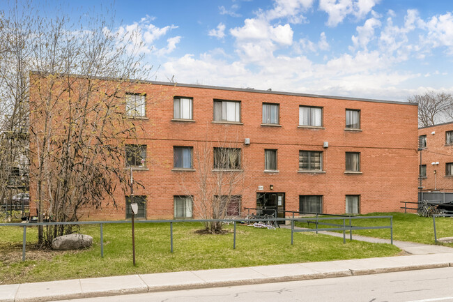 695 Marcel-Laurin Boul in St. Laurent, QC - Building Photo - Building Photo