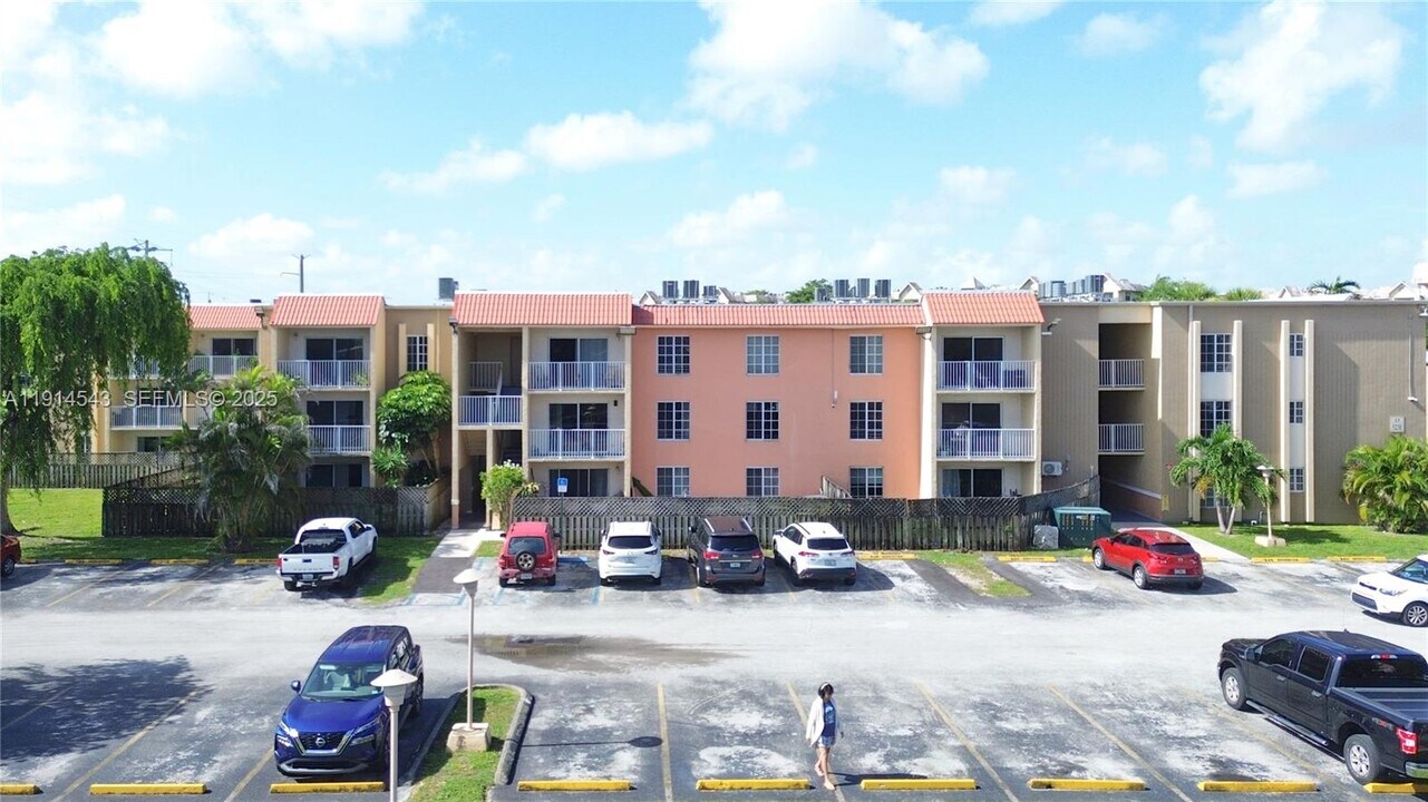 5231 Geneva Ct in Doral, FL - Building Photo