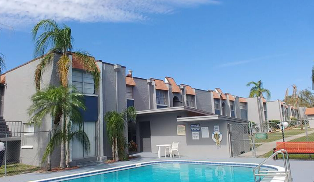 Briar Hill Apartments in Kenneth City, FL - Foto de edificio