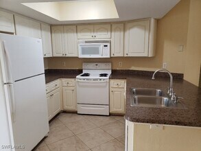 4964 Vincennes St in Cape Coral, FL - Foto de edificio - Building Photo