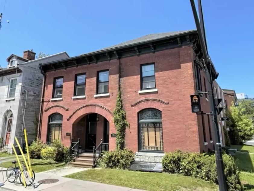 124 Wellington St in Kingston, ON - Building Photo