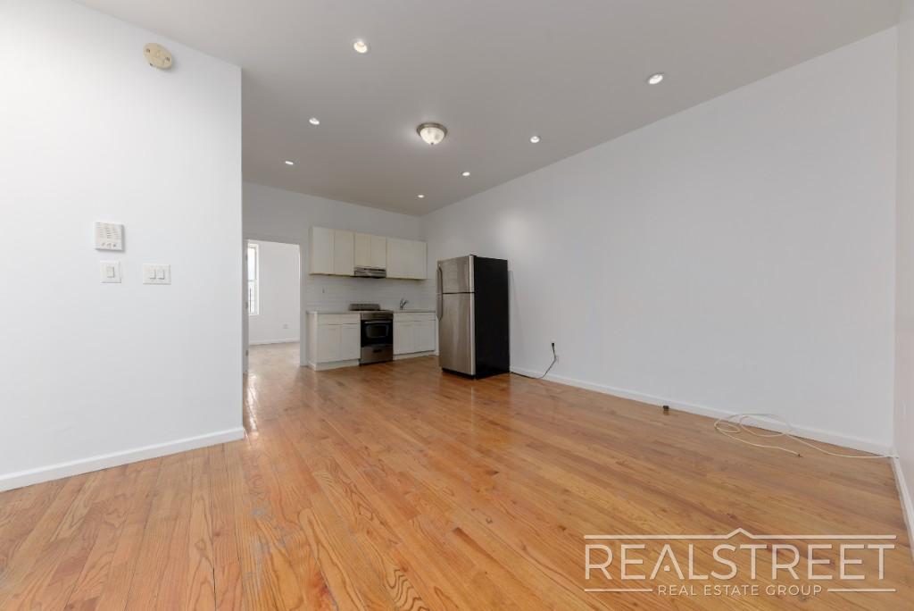 Lovely 3 BED Floor Thru w/ PRIVATE BACKYAR in Brooklyn, NY - Building Photo