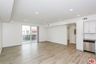 744 Hartford Ave in Los Angeles, CA - Building Photo - Building Photo