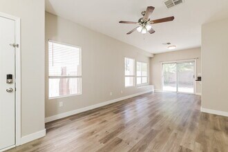 8660 Silverthorne Ct in Las Vegas, NV - Building Photo - Building Photo