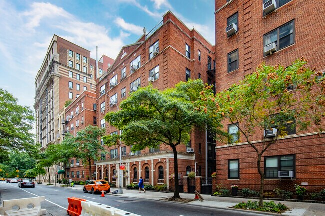 10 W 65th St