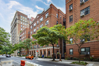 10 W 65th St in New York, NY - Building Photo - Primary Photo