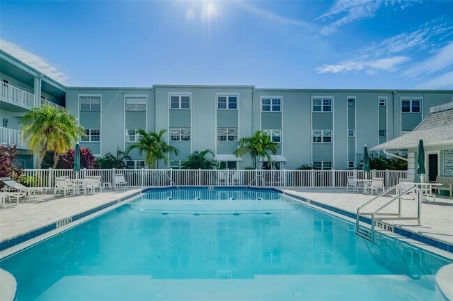 1706 Belleair Forest Dr in Belleair, FL - Building Photo - Building Photo