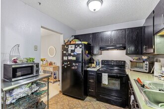 3850 Plymouth Blvd, Unit 323 in Minneapolis, MN - Foto de edificio - Building Photo