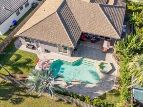 2221 NW 129th Terrace in Pembroke Pines, FL - Foto de edificio - Building Photo