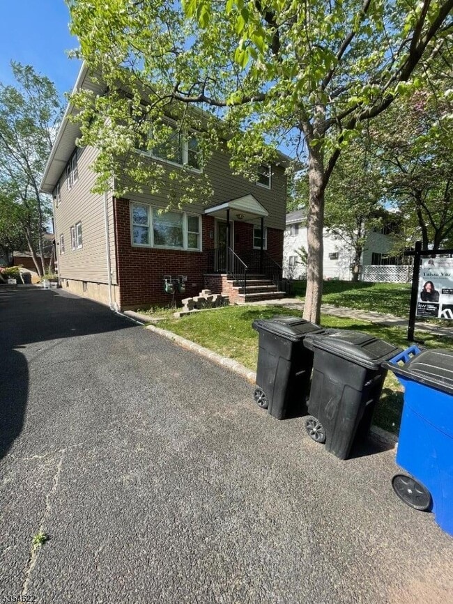 331 Boxwood Ct in Elizabeth, NJ - Building Photo - Building Photo