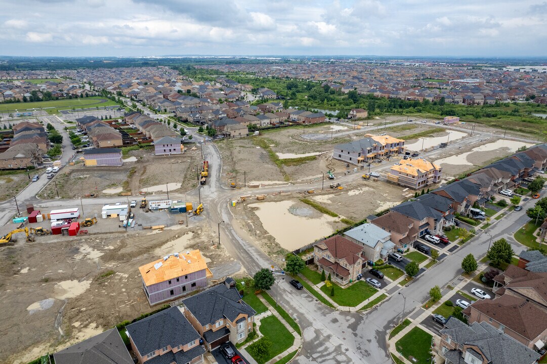 The Castle Mile in Brampton, ON - Building Photo