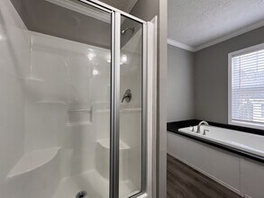 146 W Sourwood Dr in Browns Summit, NC - Foto de edificio - Building Photo