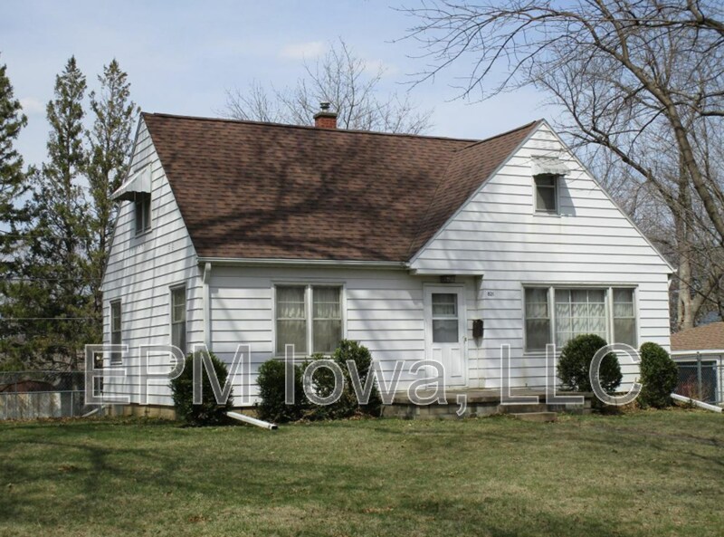 821 Cornwall Ave in Waterloo, IA - Building Photo