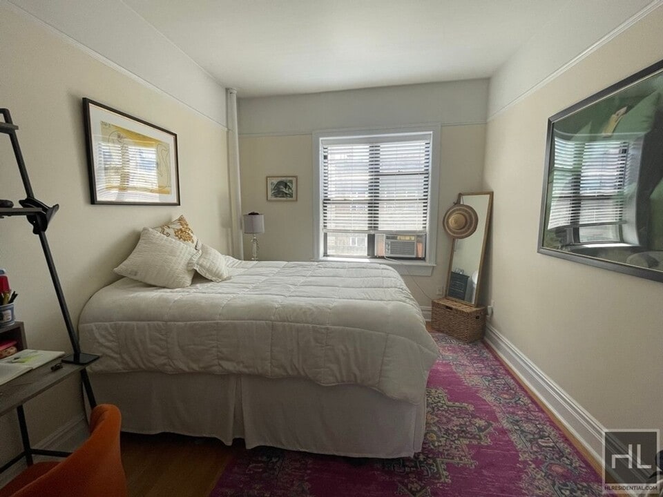 212 Grand St in New York, NY - Building Photo