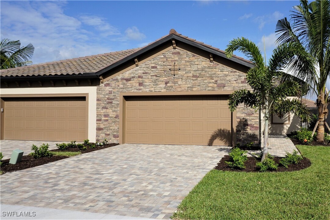 9062 Woodhurst Dr in Naples, FL - Building Photo