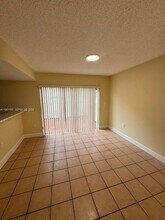 210 Riviera Cir in Weston, FL - Foto de edificio - Building Photo