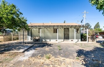 9550 Monterey Rd in Morgan Hill, CA - Foto de edificio - Building Photo