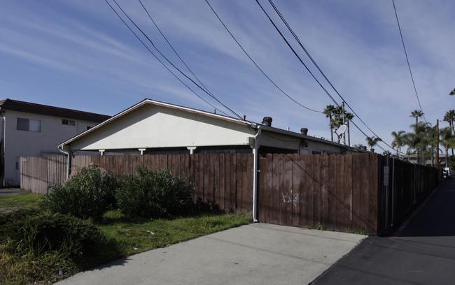 880 E Washington Ave in Escondido, CA - Foto de edificio - Building Photo