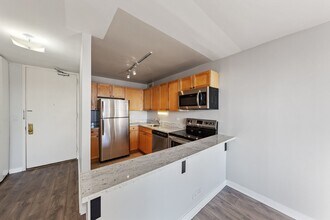 655 W Irving Park Rd, Unit 1511 in Chicago, IL - Foto de edificio - Building Photo