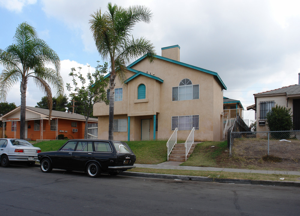 4077 Menlo Ave in San Diego, CA - Building Photo