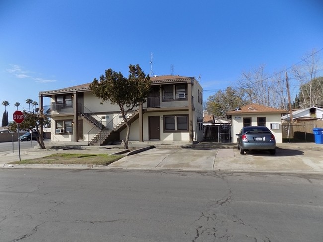 800 Roberts Ln in Bakersfield, CA - Building Photo - Building Photo